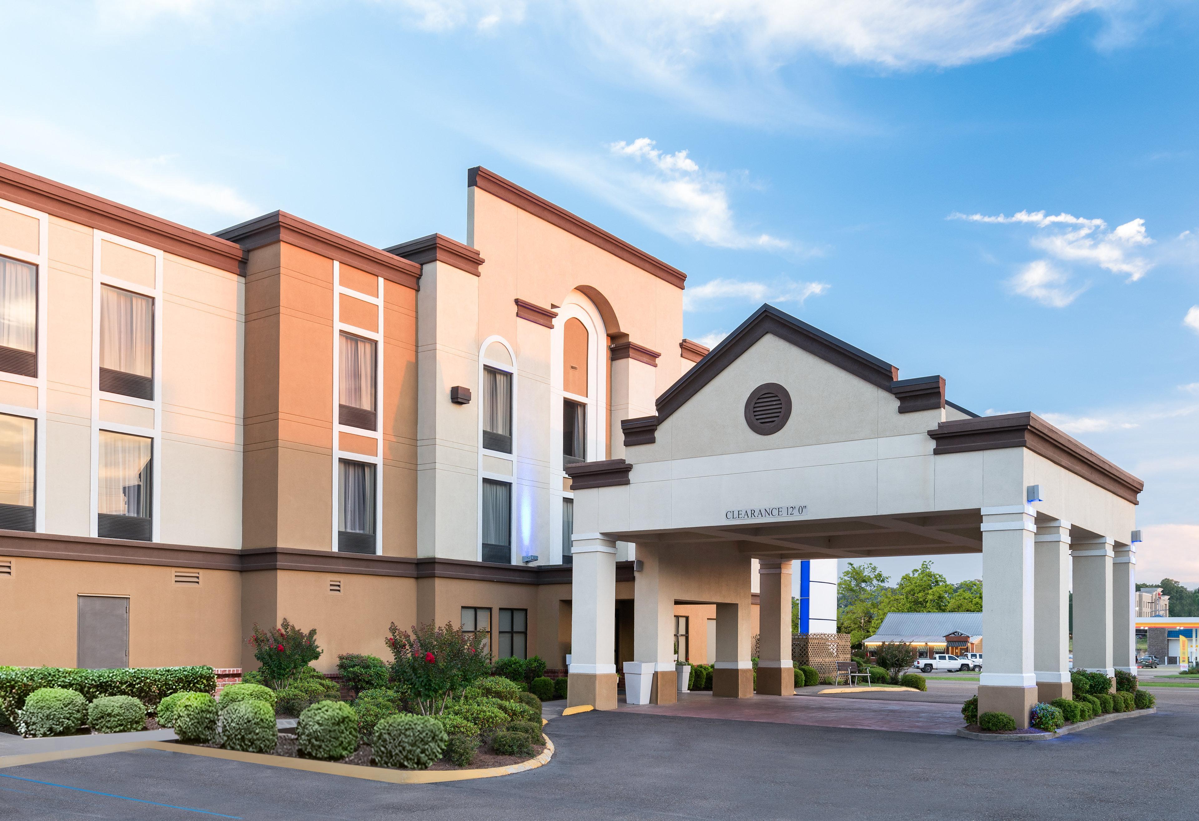Holiday Inn Express & Suites - Grenada By Ihg Exterior photo