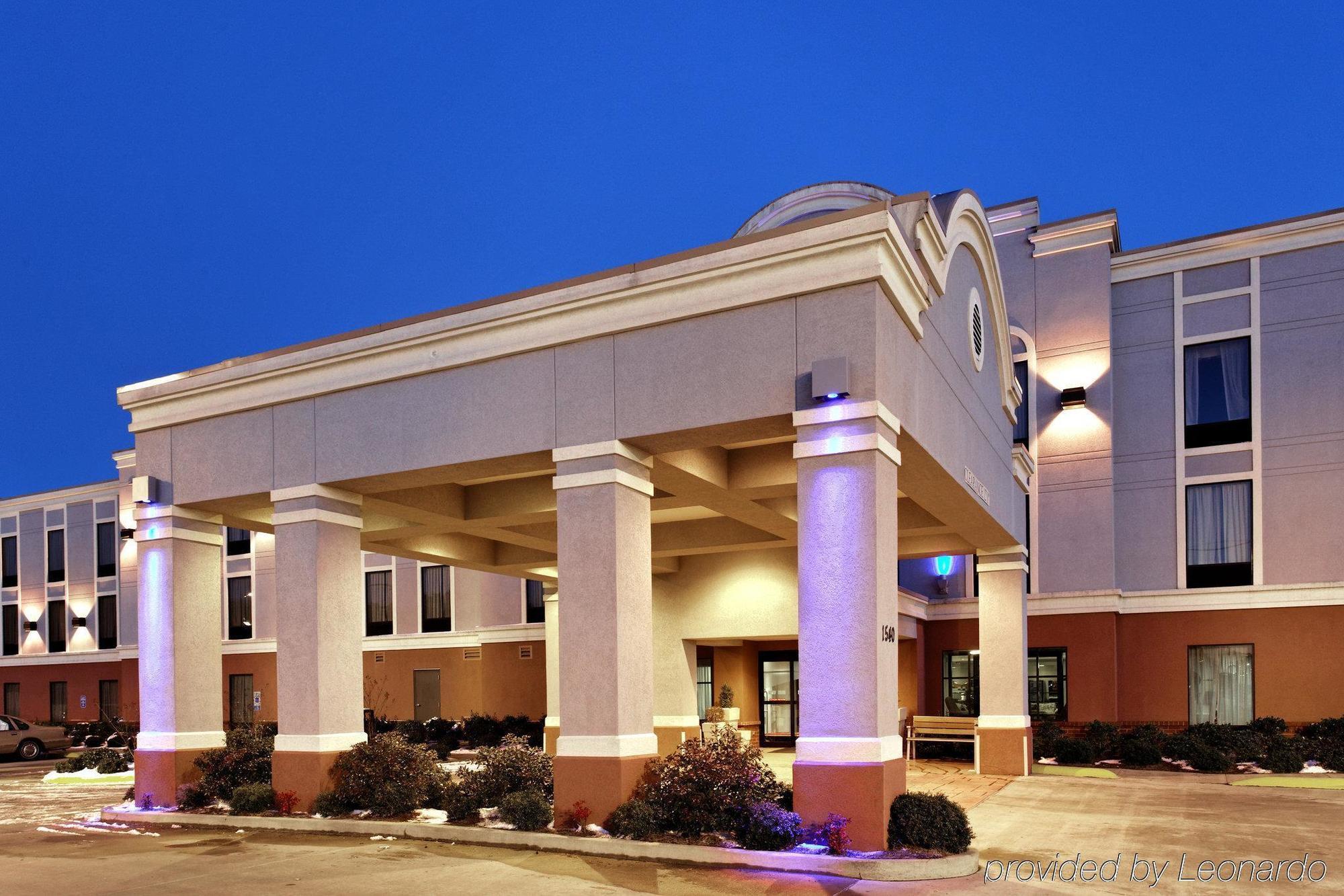 Holiday Inn Express & Suites - Grenada By Ihg Exterior photo